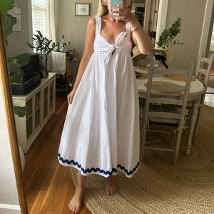 Oliviaceous white dress with added wavy trim